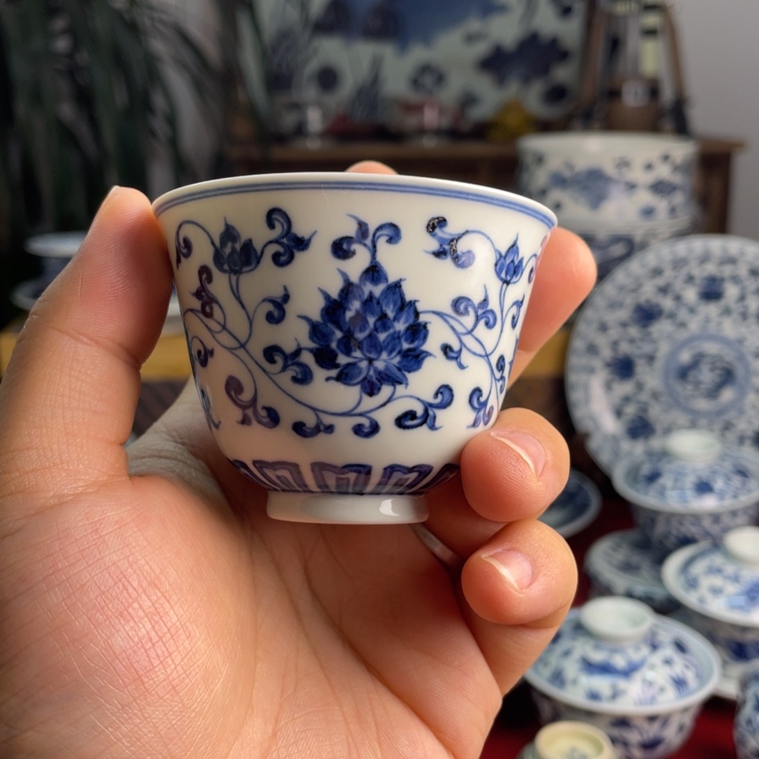 青花缠枝莲杯子微瑕