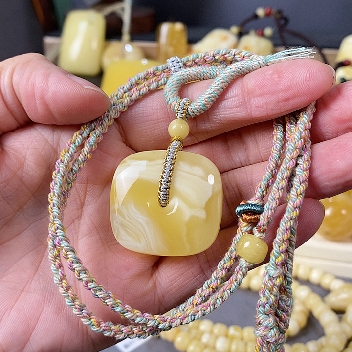 琥珀未镶嵌裸石藏扣