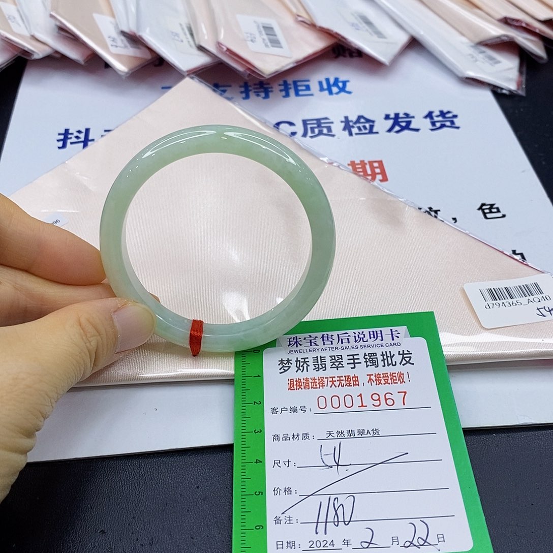 翡翠手镯未镶嵌翡翠手镯