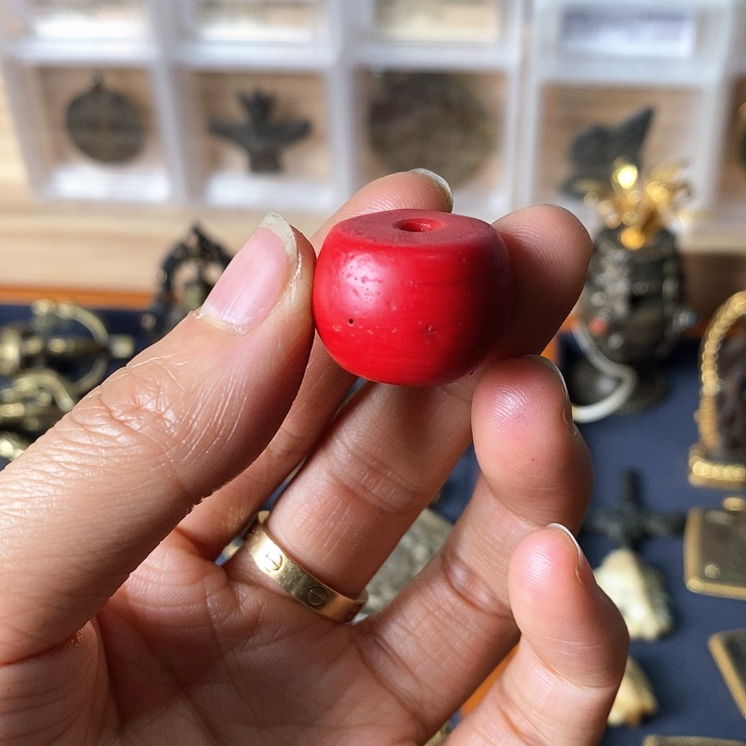 清清的红色琉璃珠子