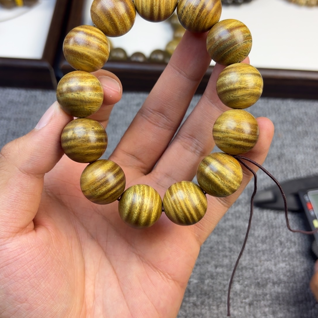 吕***6无事牌维腊木（绿檀）