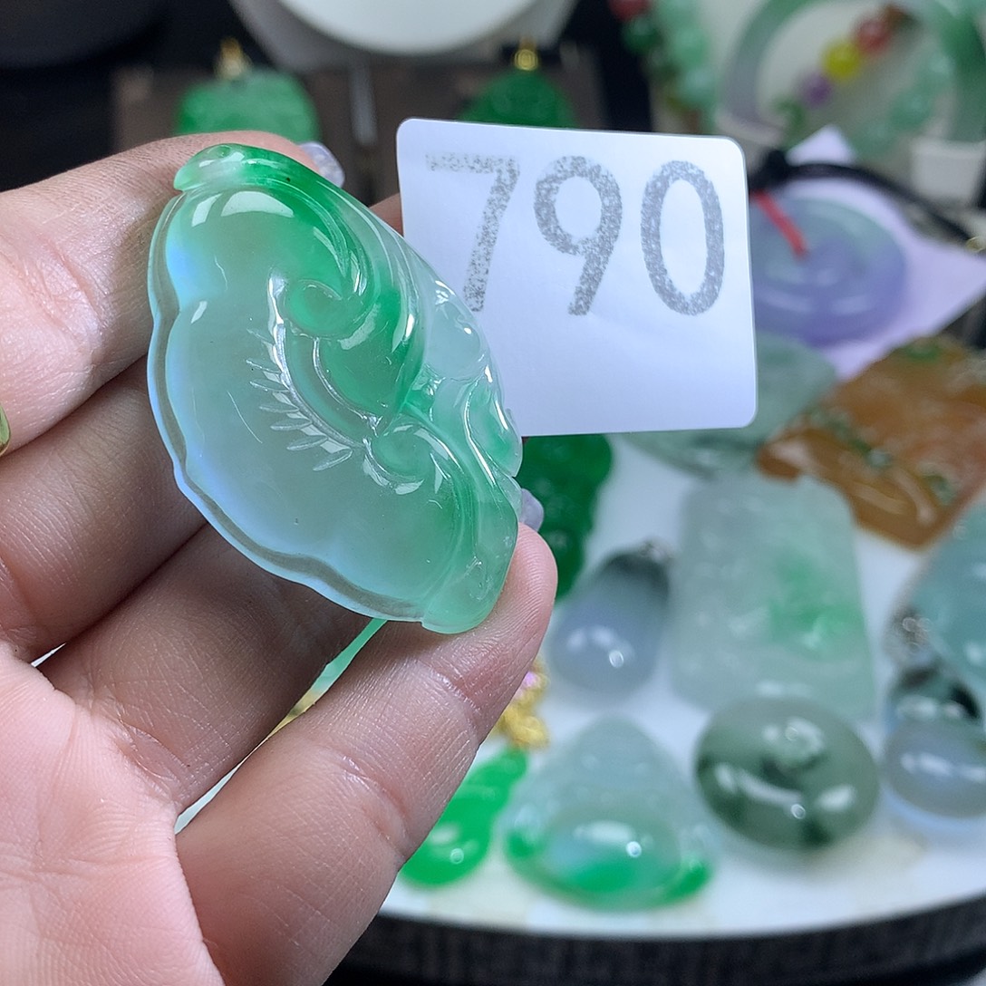 翡翠未镶嵌吊坠(赠链)