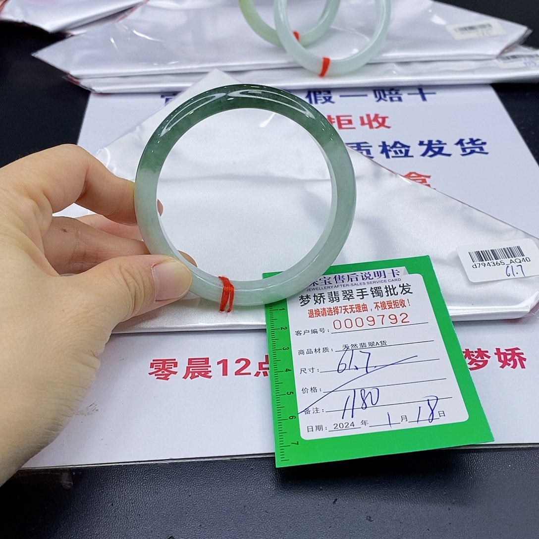 翡翠手镯未镶嵌翡翠手镯