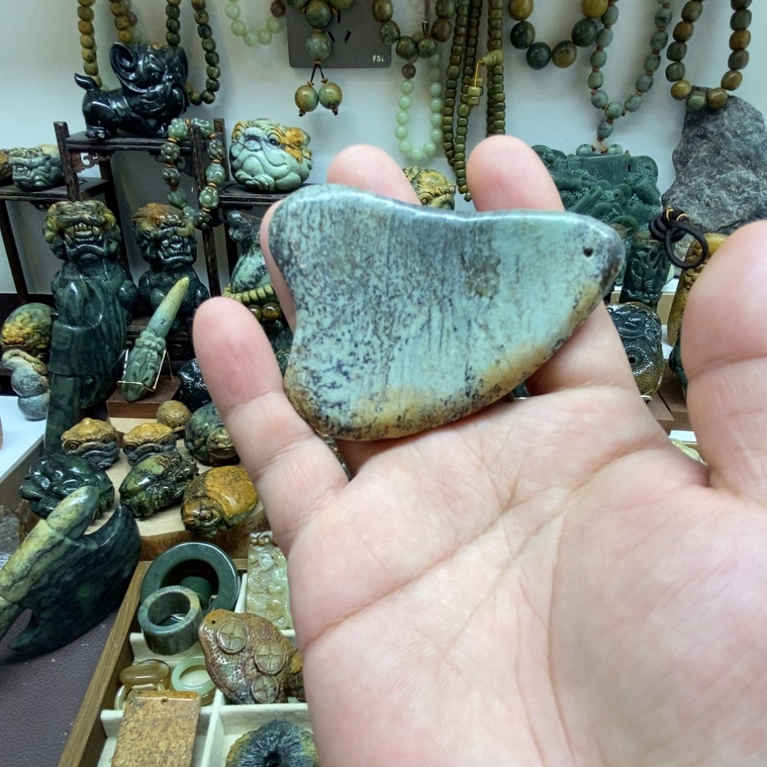 未镶嵌岫岩河磨玉（透闪石质玉）把件