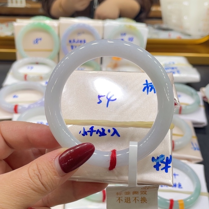 翡翠手镯未镶嵌翡翠