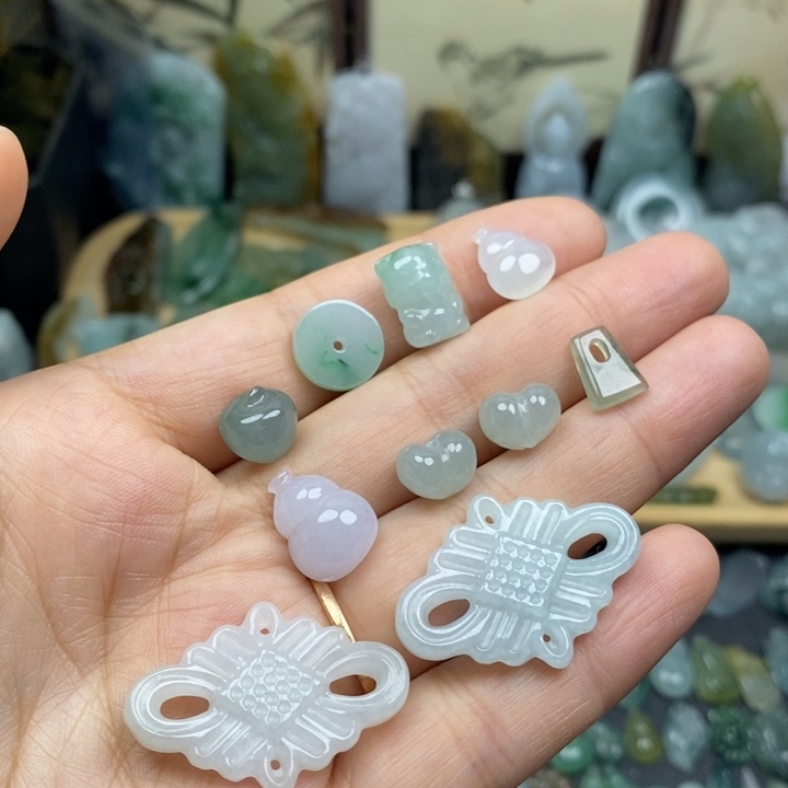翡翠未镶嵌颈饰福利一个