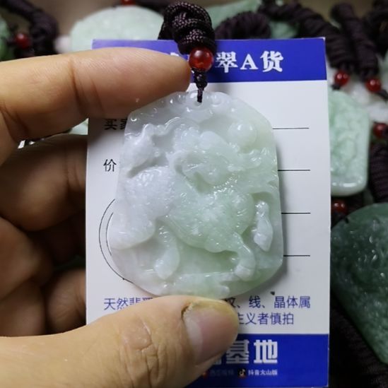 翡翠未镶嵌颈饰挂件