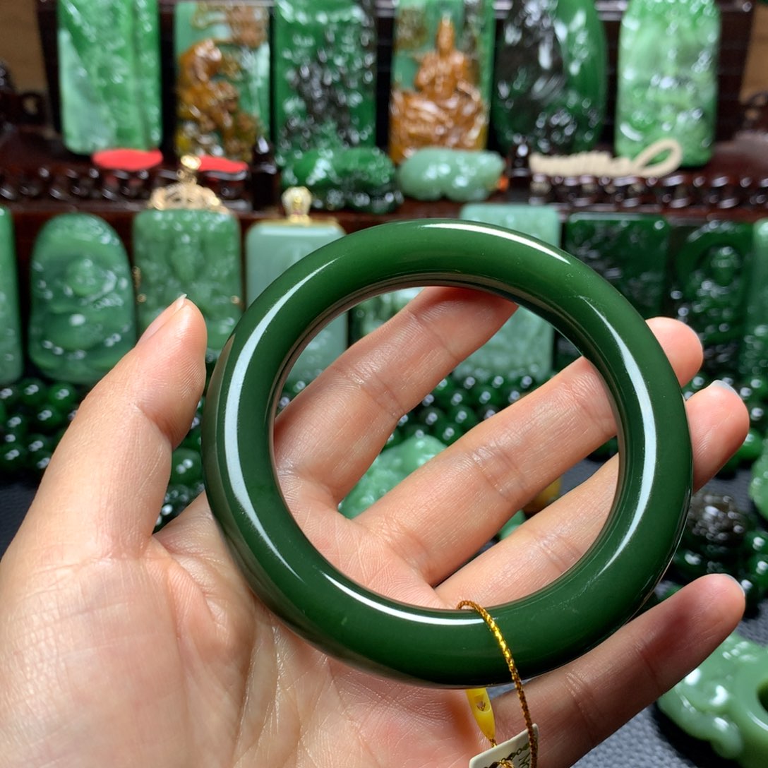 和田玉手镯未镶嵌悦*?