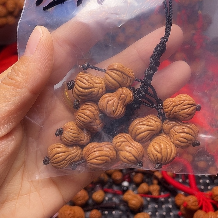 玉***心木质类龙纹桃枭挂件