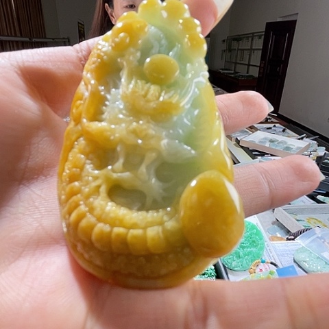 翡翠未镶嵌项圈一个