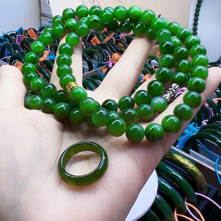 小***花和田玉未镶嵌颈饰包容项链搭戒指