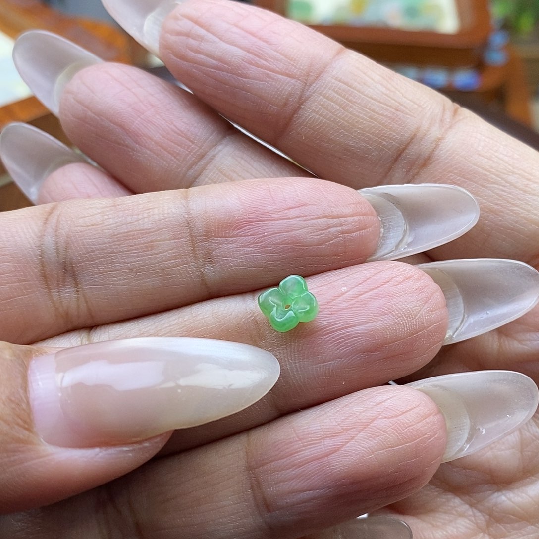 是***呀翡翠未镶嵌颈饰翡翠