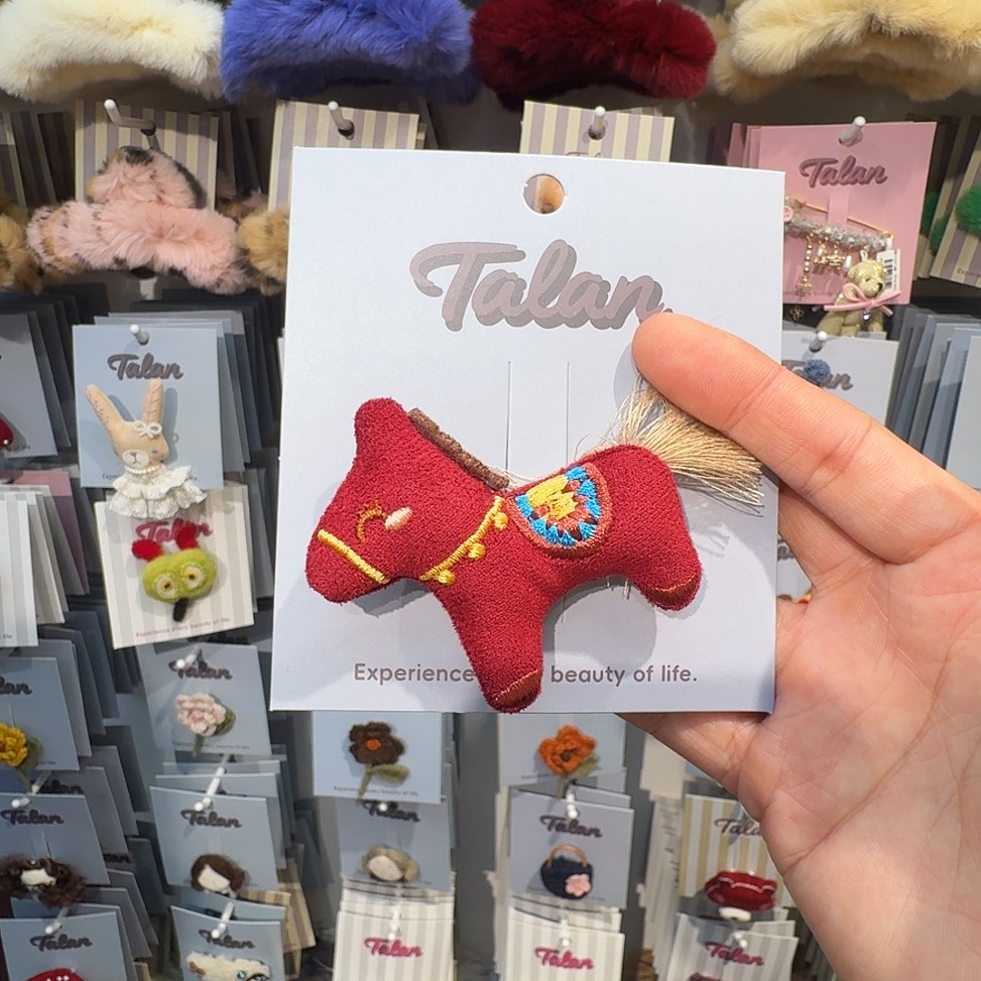 布艺非金属新年款小马胸针 10米包邮