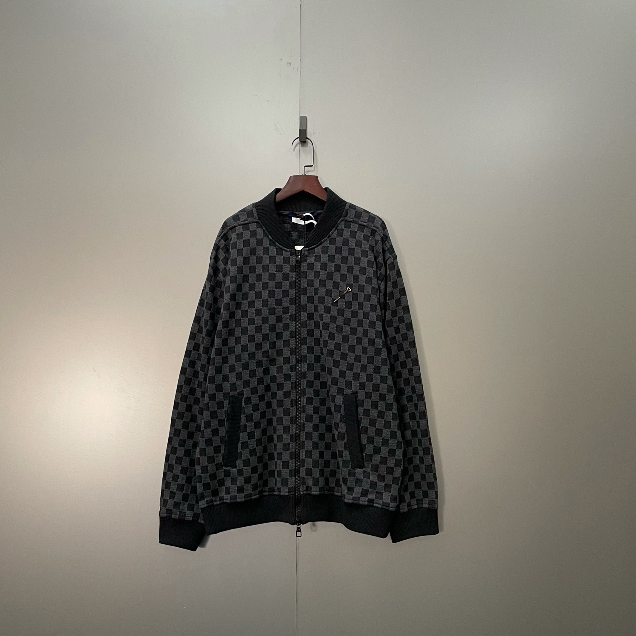 （jp）114 Louis Vuitton lv 棋盘格别针针织拉链外套 XL码