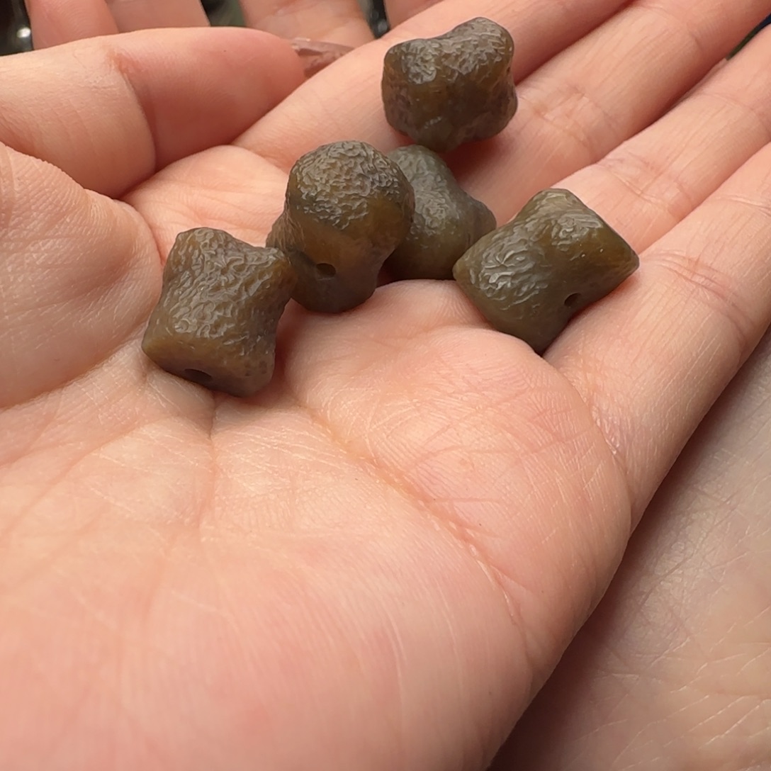 T***兔和田玉未镶嵌颈饰