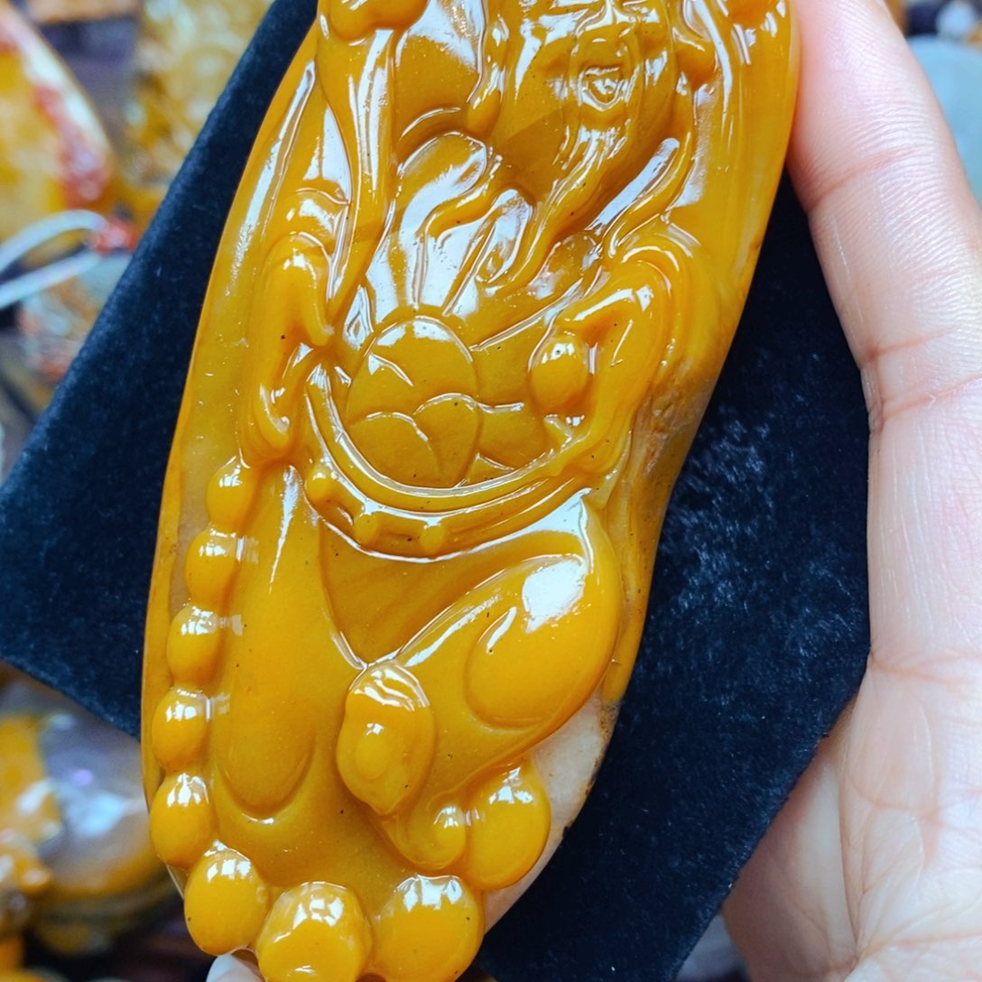 未镶嵌石英质玉（黄龙玉）颈饰
