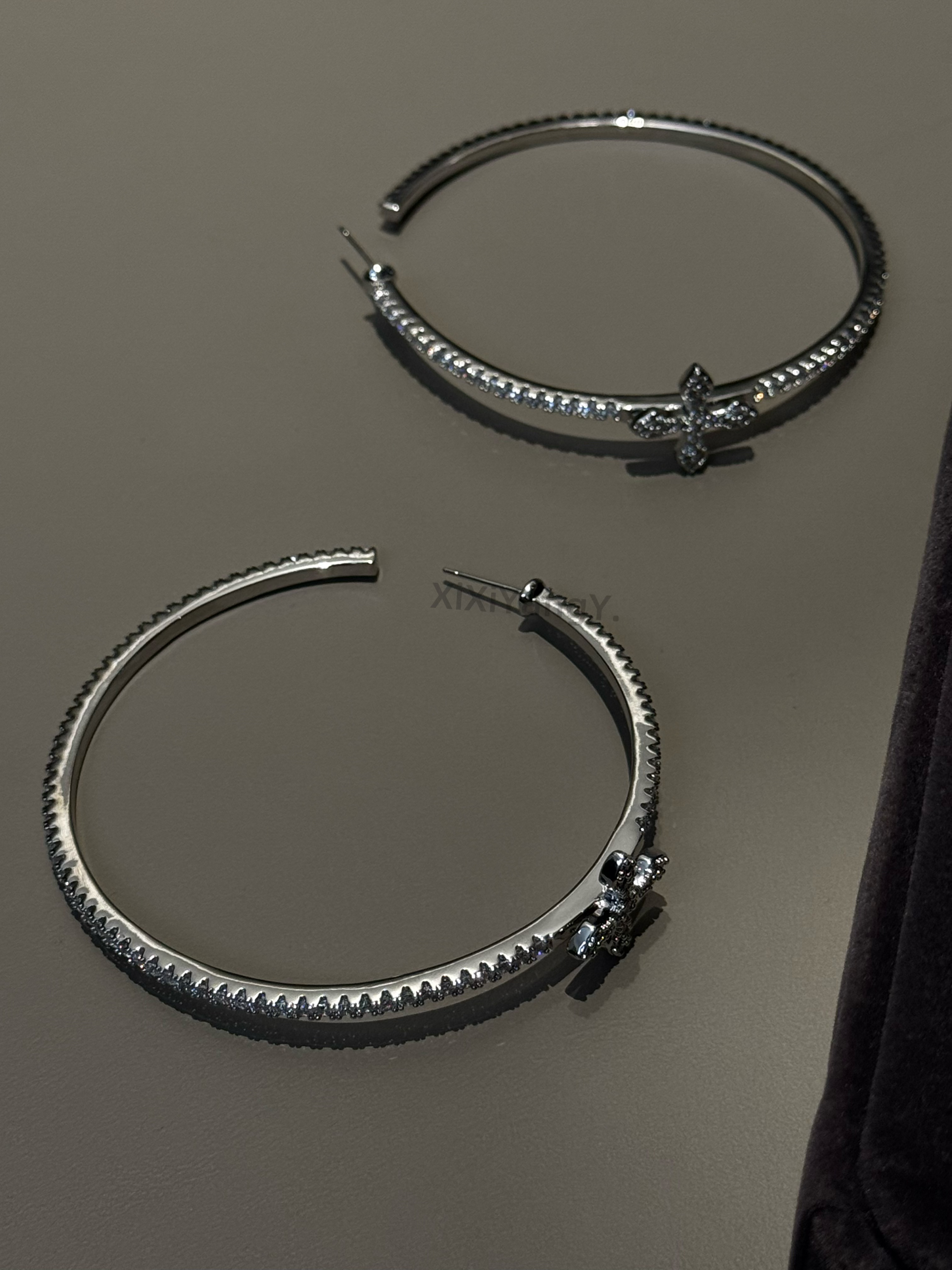  “松弛陷阱”小众买手店设计款银色高级感时尚气质轻奢耳环