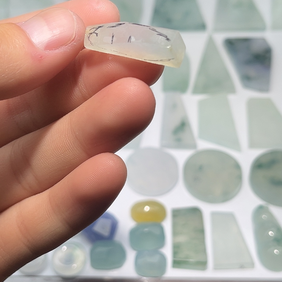 翡翠未镶嵌颈饰8543