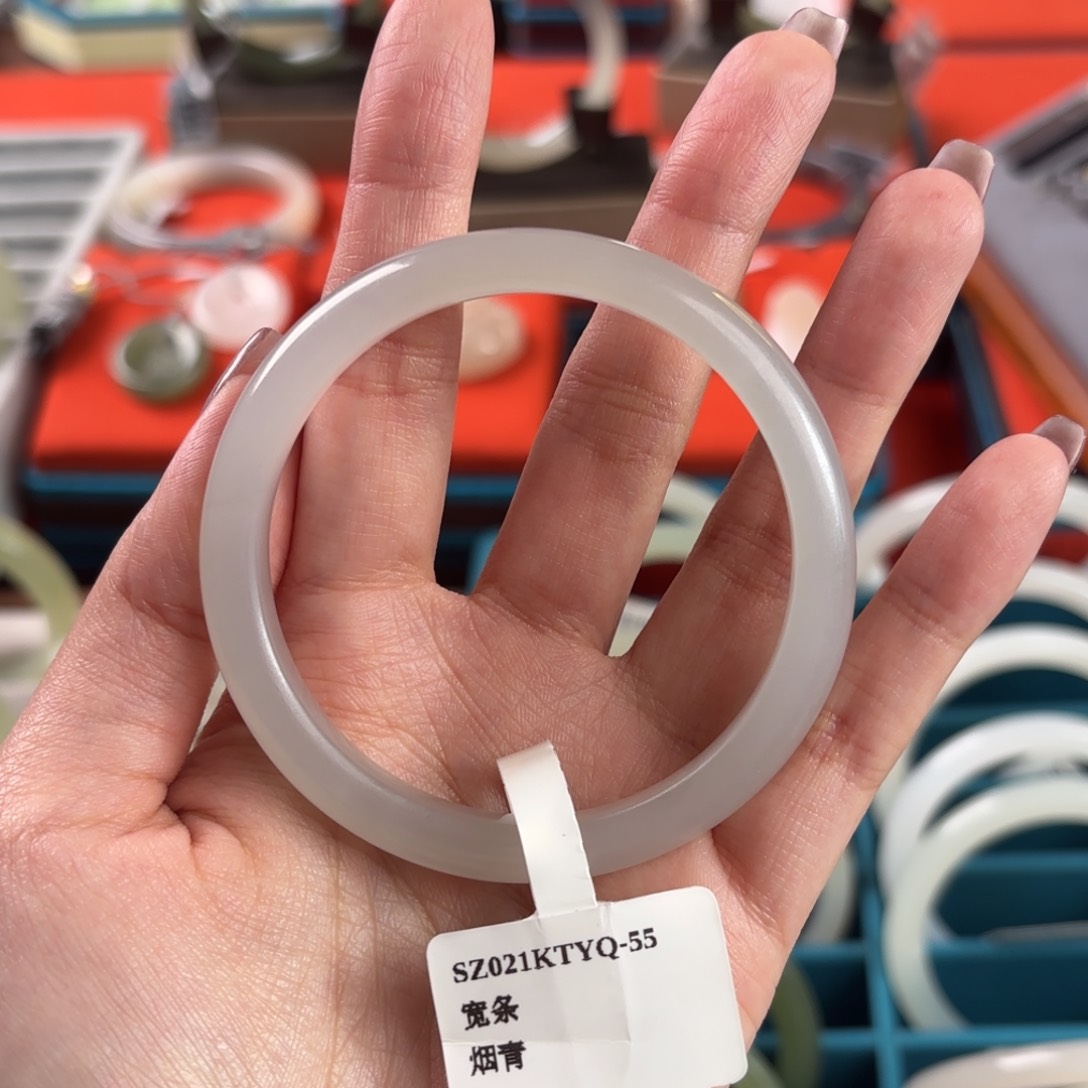 和田玉手镯未镶嵌55圈口正装烟青