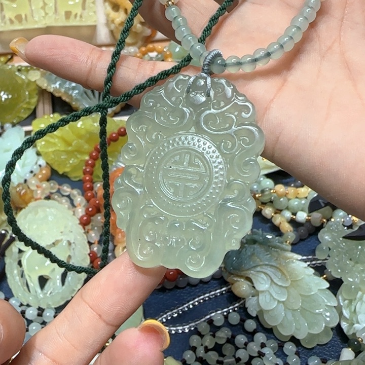 未镶嵌蛇纹石玉吊坠