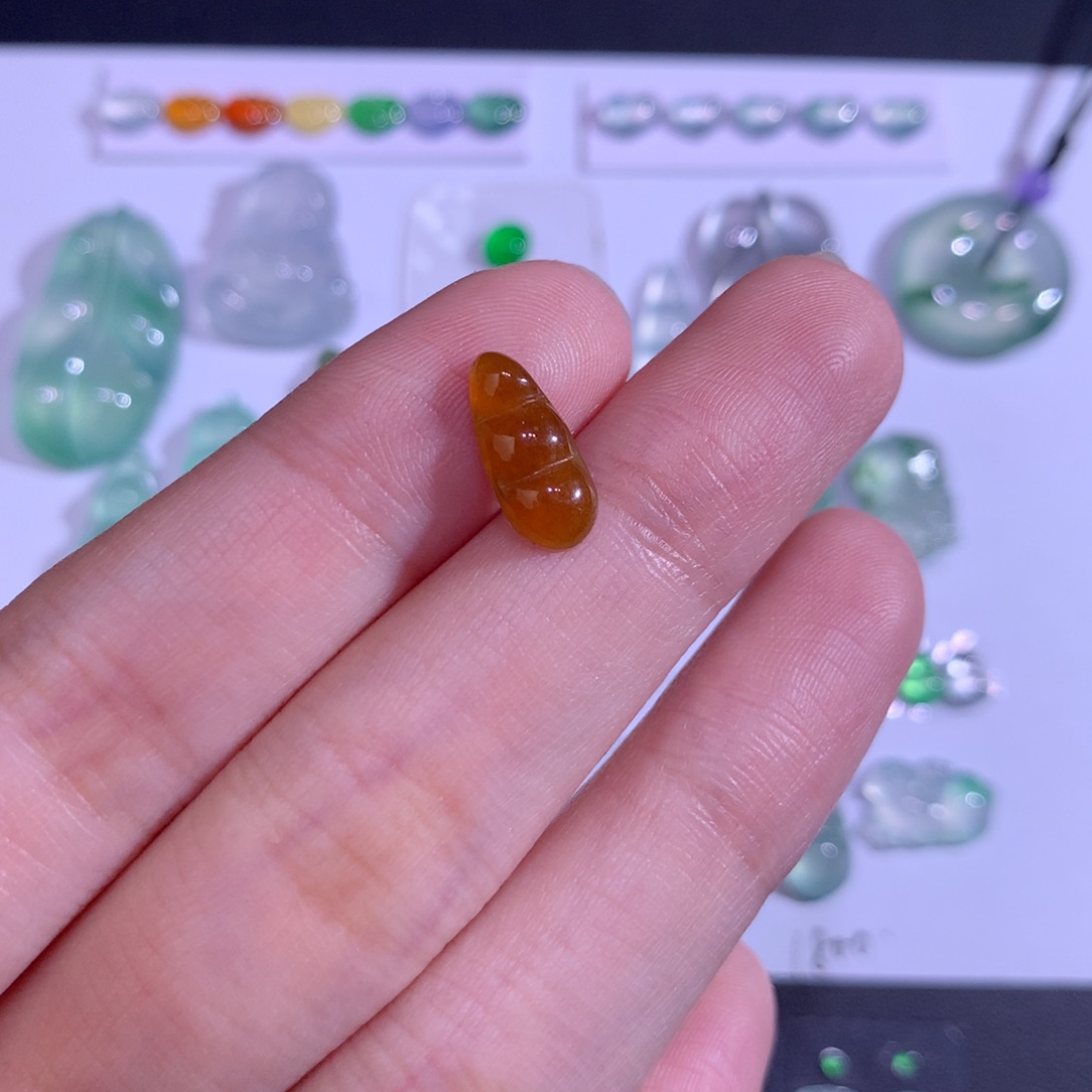 翡翠未镶嵌颈饰豆