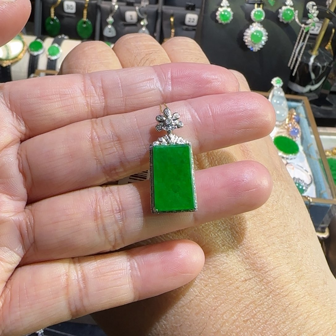 翡翠18K金镶嵌颈饰吊坠