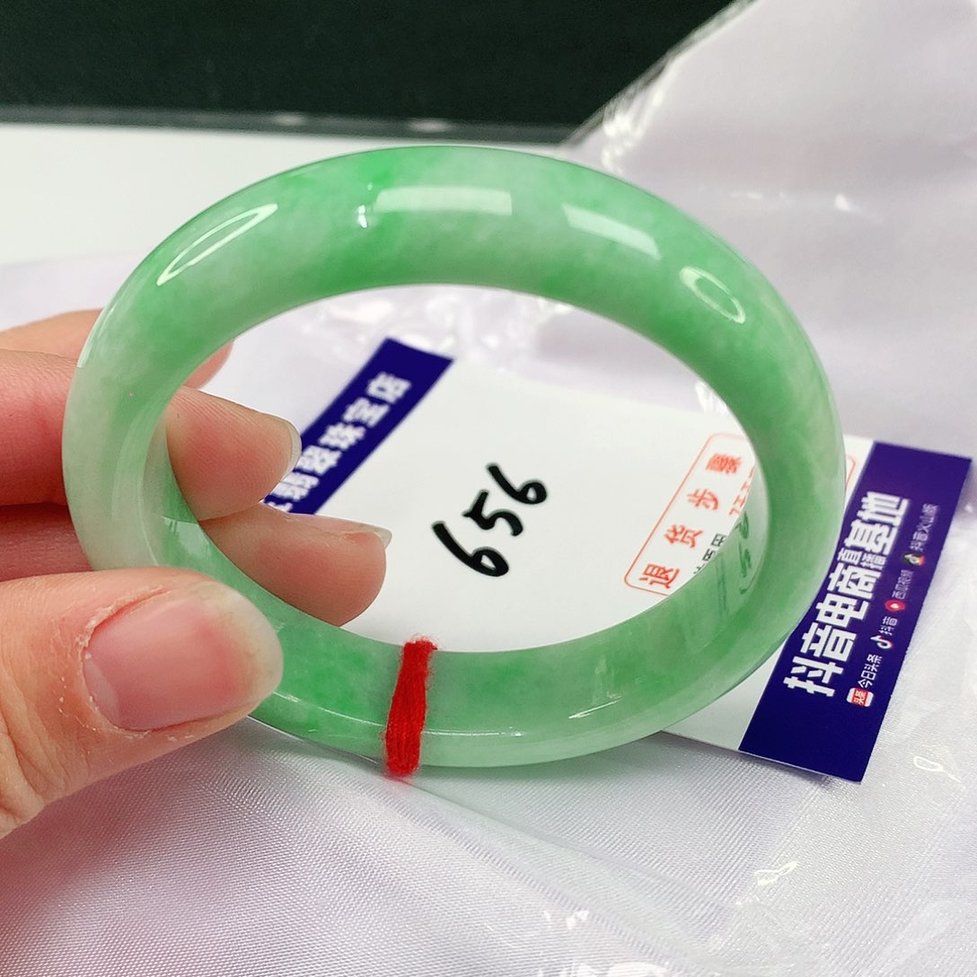 翡翠手镯未镶嵌翡翠