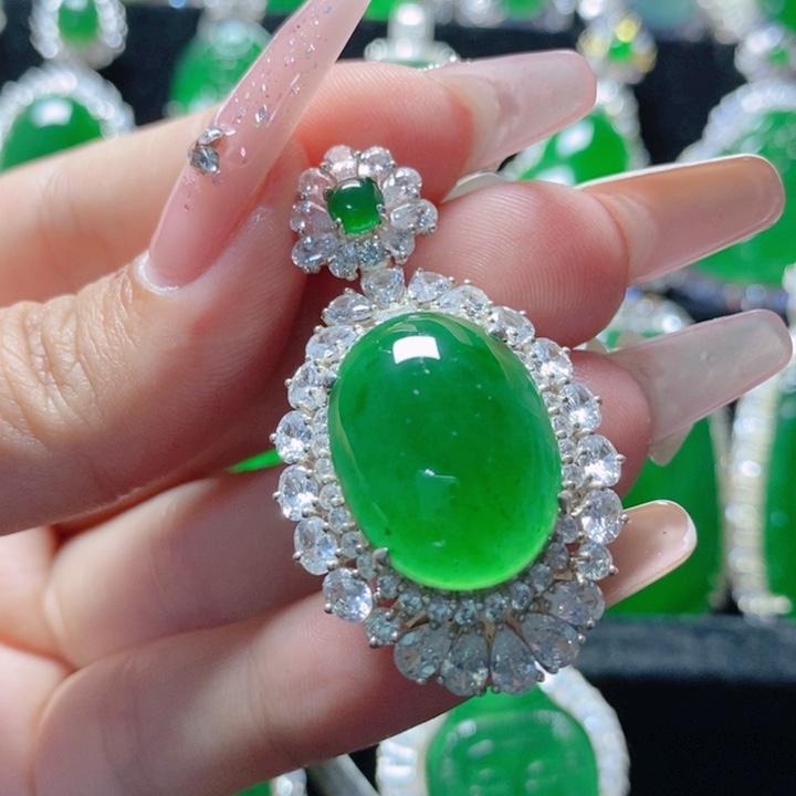 翡翠颈饰银S925镶嵌18。   