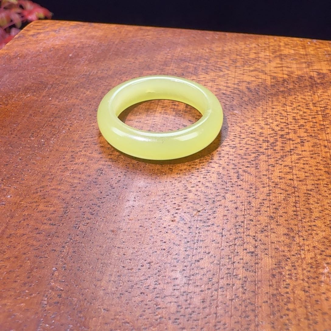 和田玉未镶嵌戒指这个有一个内欠