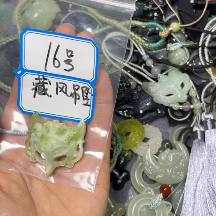 蛇纹石玉颈饰合金雪**