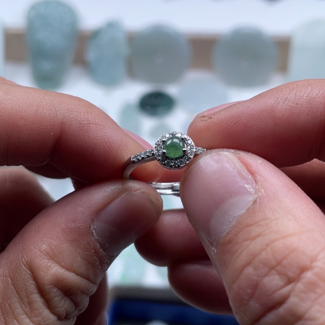 翡翠未镶嵌颈饰戒指