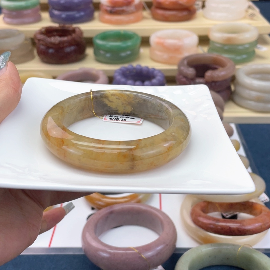 こ***.石英岩玉未镶嵌手镯