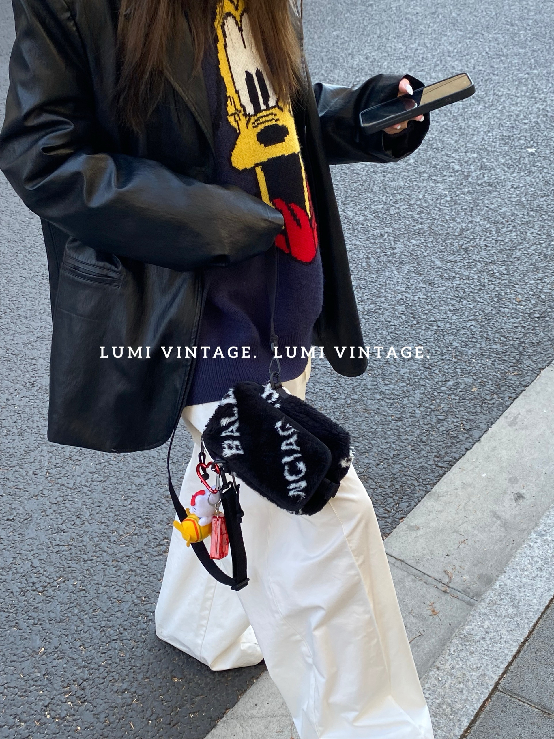 95新 Balenciaga/巴黎世家 黑白泰迪毛毛手机包 49651140