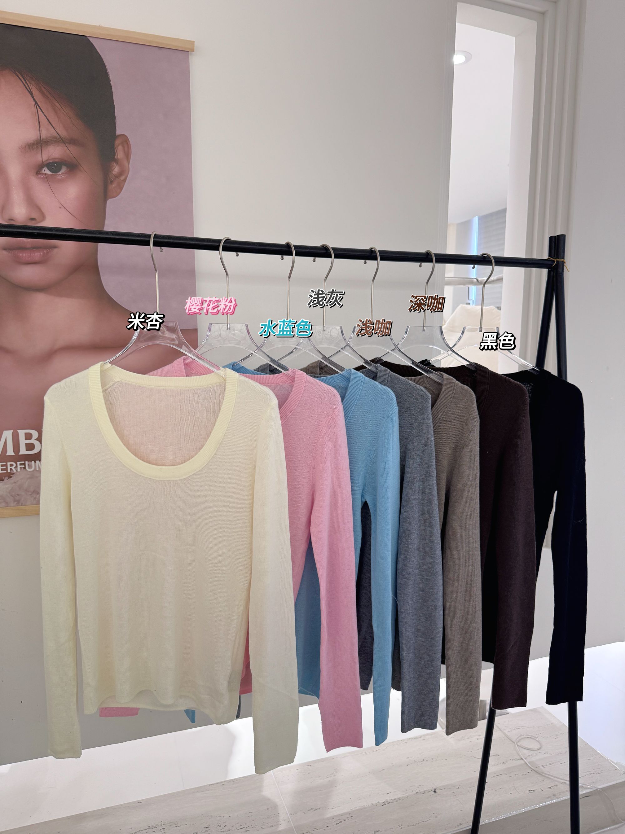 21DEGREES 多色系U型领针织打底白色毛毛短裤