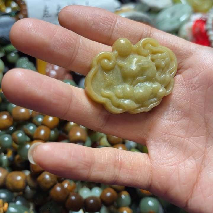 蛇纹石玉未镶嵌颈饰