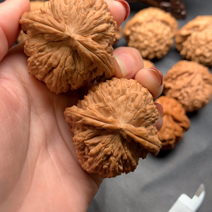 文玩核桃吊坠白狮子