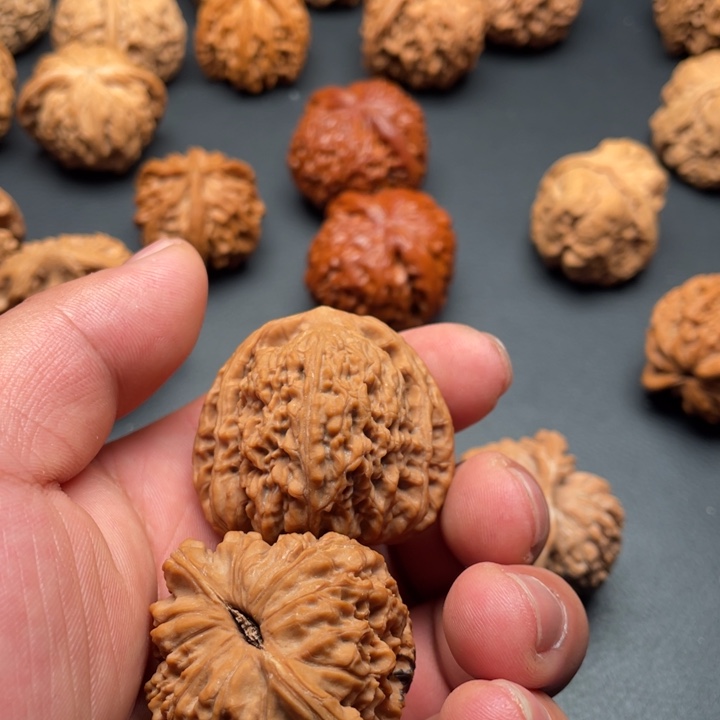 布***德桃核把件南疆石41尺寸全品