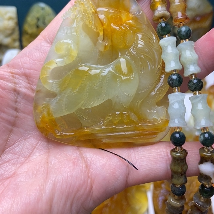 蛇纹石玉未镶嵌颈饰