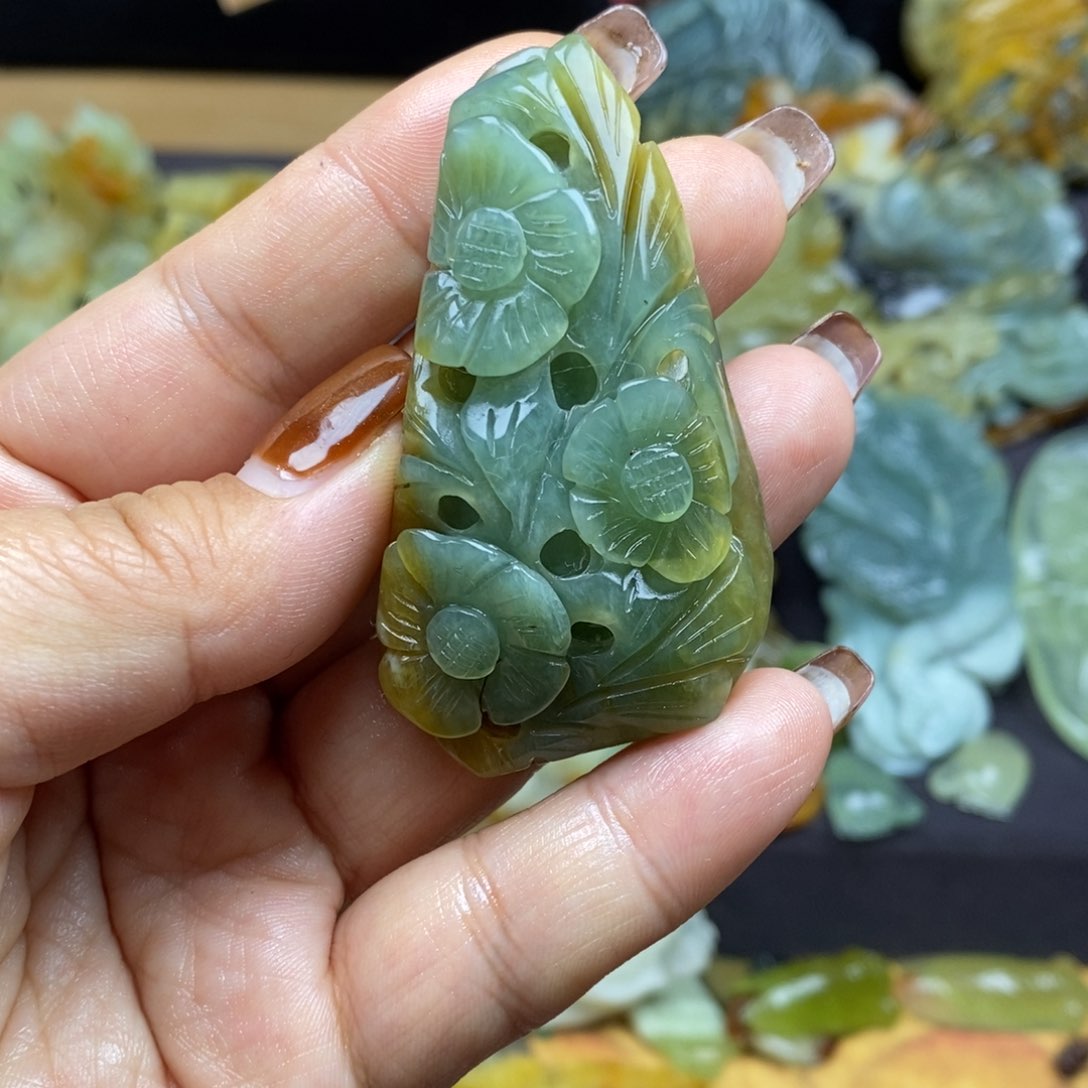 蛇纹石玉颈饰未镶嵌