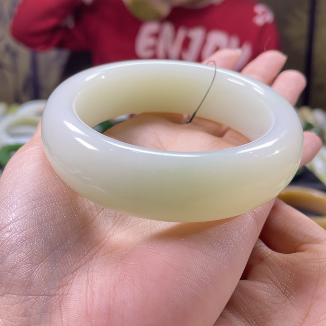 寒***释和田玉未镶嵌手镯