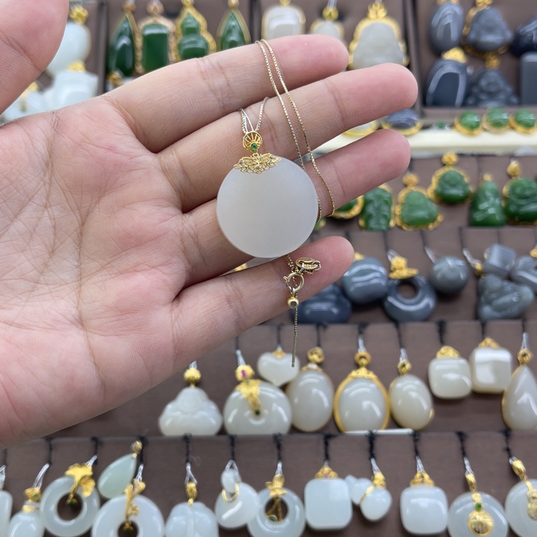 和田玉18K金镶嵌吊坠(赠链)