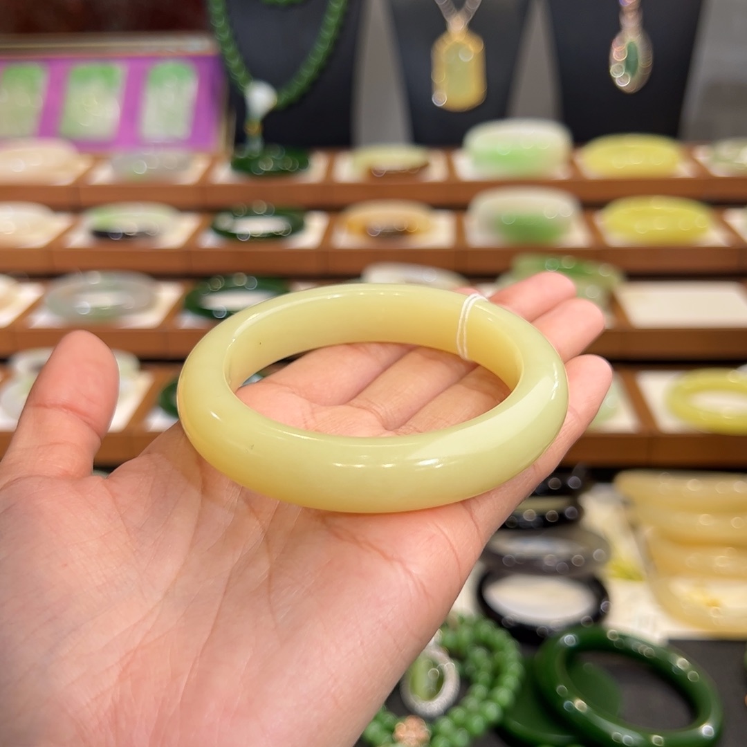 和田玉手镯未镶嵌摄***龚新疆黄口56