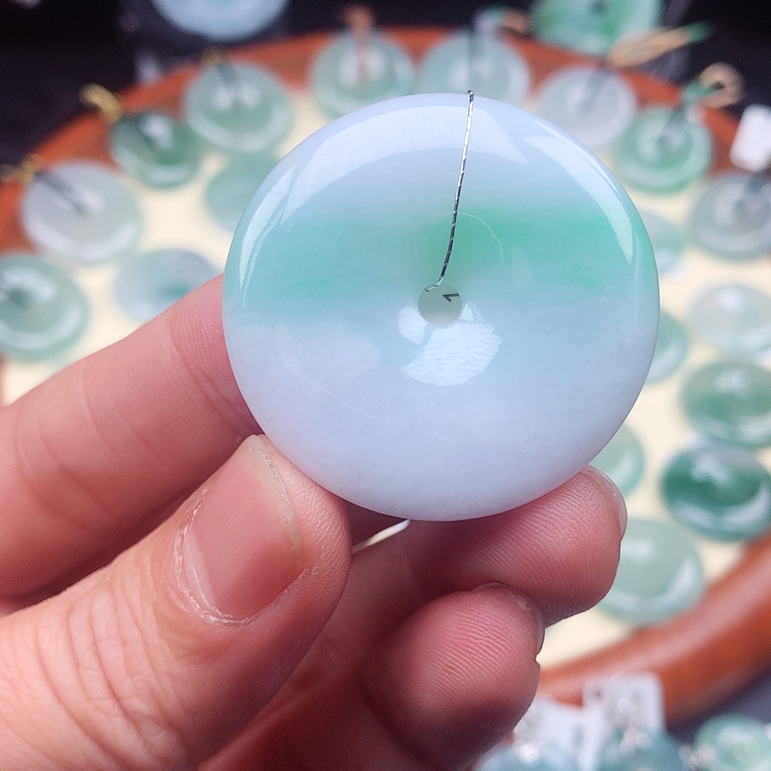 翡翠颈饰未镶嵌大平安扣