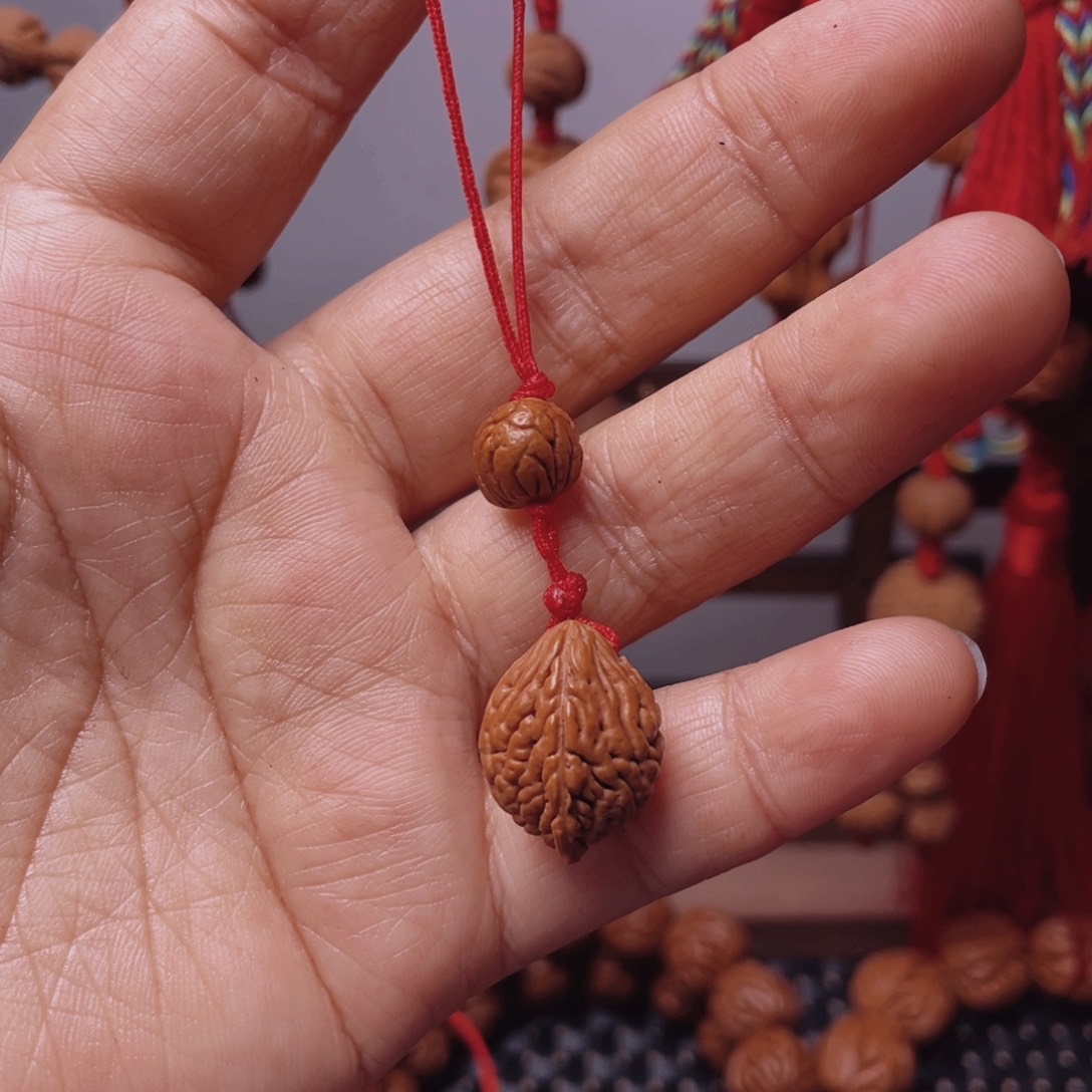 木质类龙纹桃枭挂件