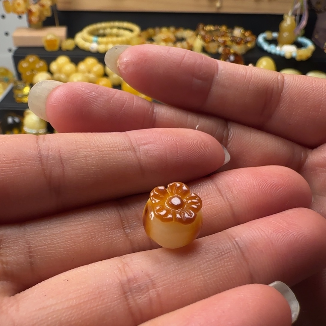 7***.蜜蜡未镶嵌颈饰蜜蜡俏色柿子（打孔不退换）