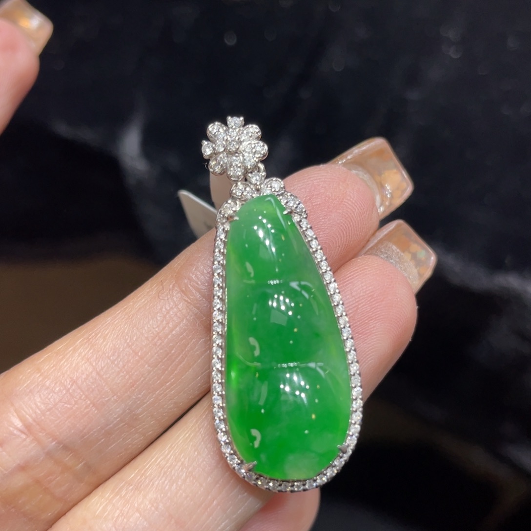 翡翠颈饰18K金镶嵌天然缅甸翡翠