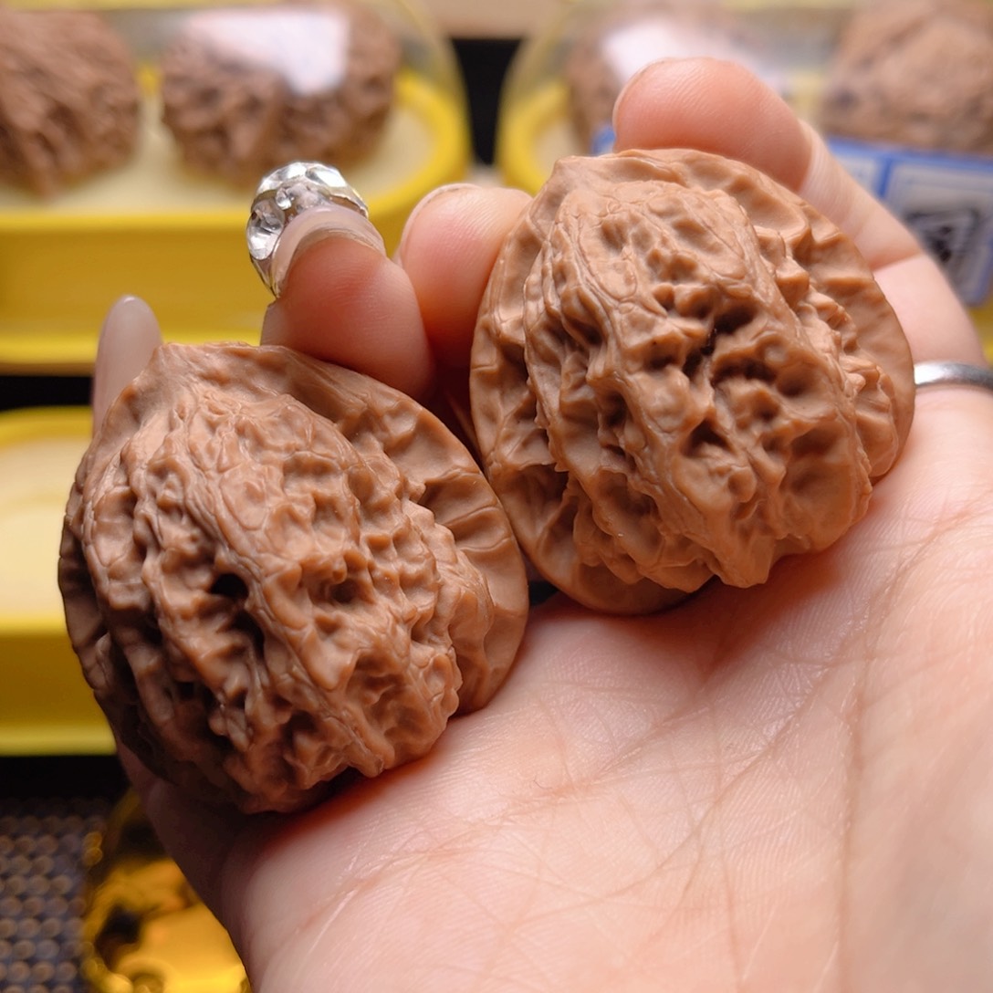 文玩核桃把件梨木台