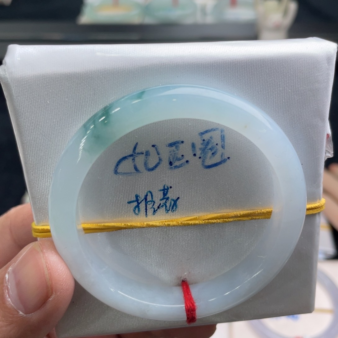 翡翠手镯未镶嵌翡翠手镯