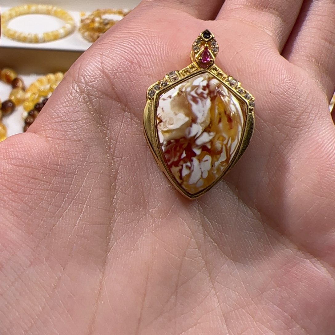 琥珀未镶嵌珠宝奇石金瓷白妖花吊坠