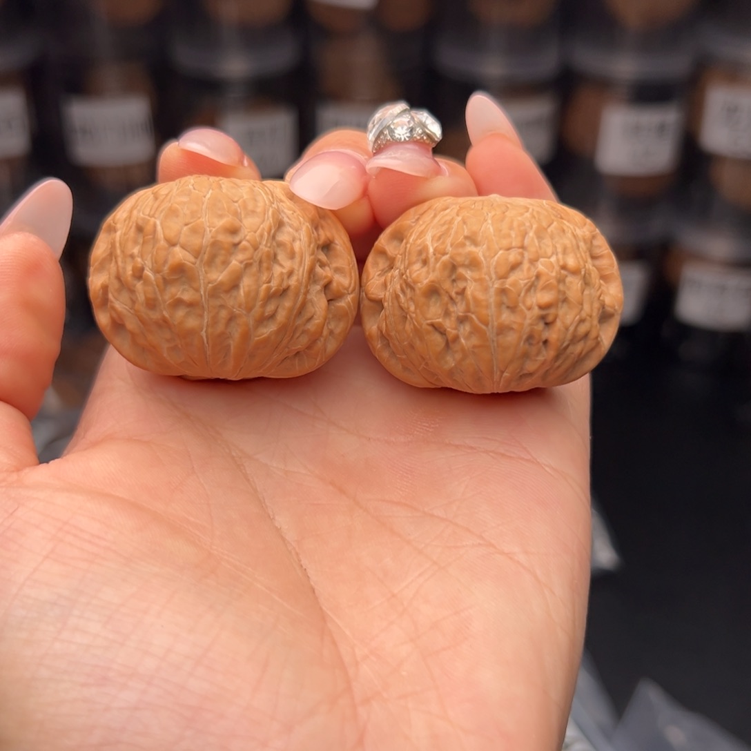 文玩核桃吊坠何*铁锤